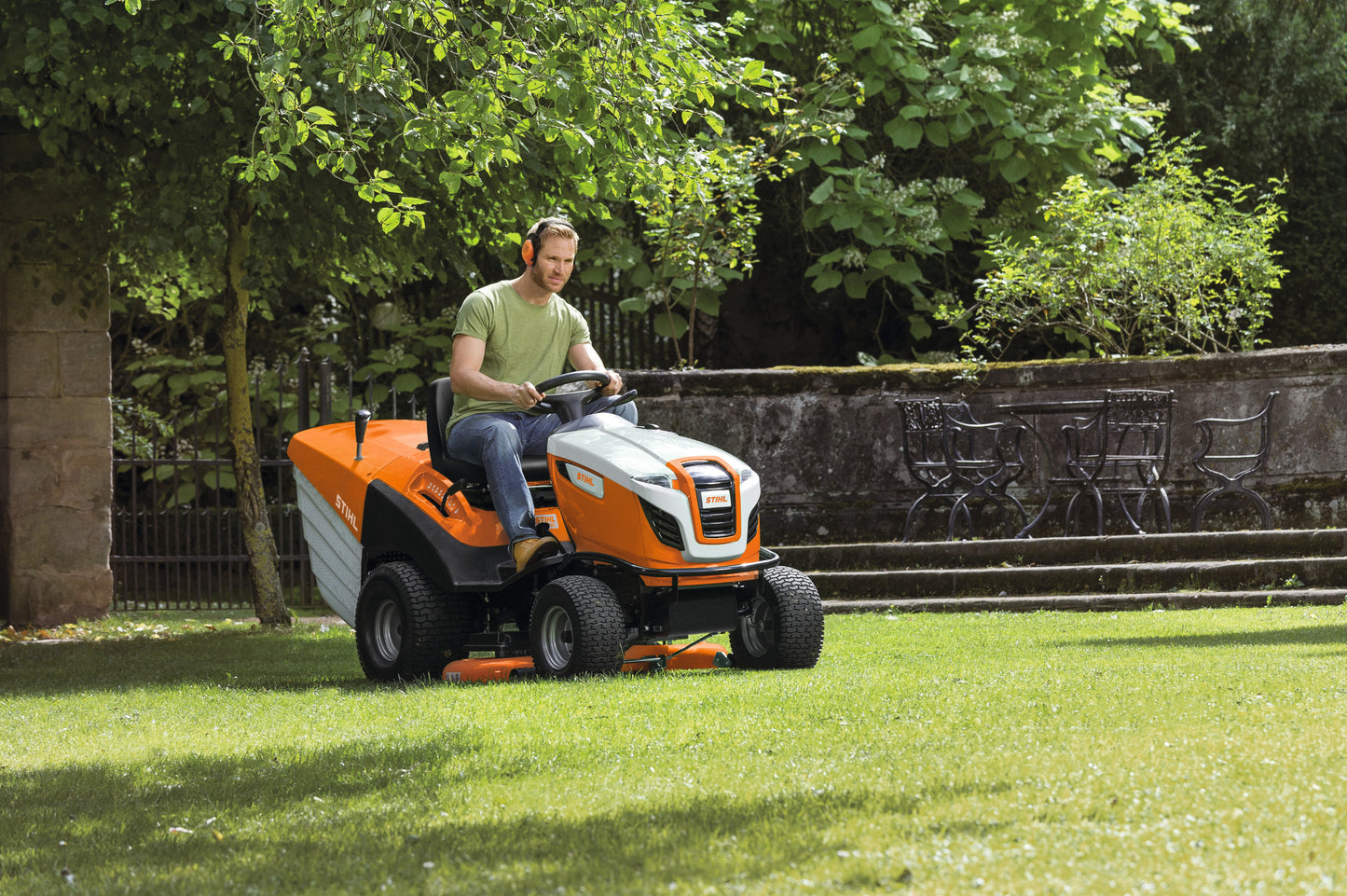 Primo piano della struttura robusta del trattorino STIHL RT 6127 ZL.