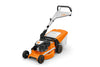 Dettaglio laterale del tosaerba Stihl RM 253, mostrando la struttura robusta e il design ergonomico
