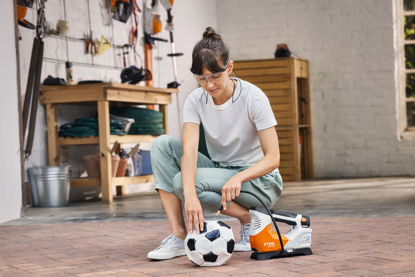Vista posteriore del compressore a batteria Stihl KOA 20