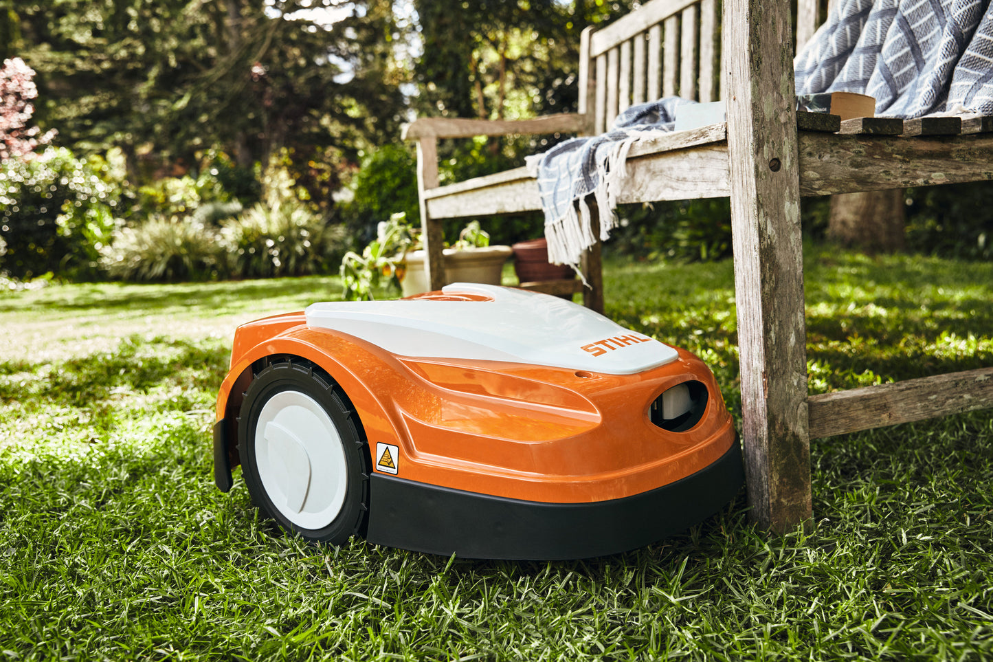 Robot Tosaerba Stihl RMI 422 P vicino alla docking station, evidenziando il processo di rientro automatico