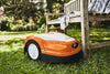 Robot Tosaerba Stihl RMI 422 P vicino alla docking station, evidenziando il processo di rientro automatico