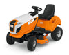 Vista frontale del trattorino STIHL RT 4097 SX con dettagli del sedile.