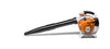 Soffiatore a scoppio Stihl BG 86 in azione su fogliame autunnale