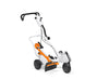 Carrello guida FW 20 di Stihl utilizzato con una troncatrice, garantisce tagli precisi e al millimetro.