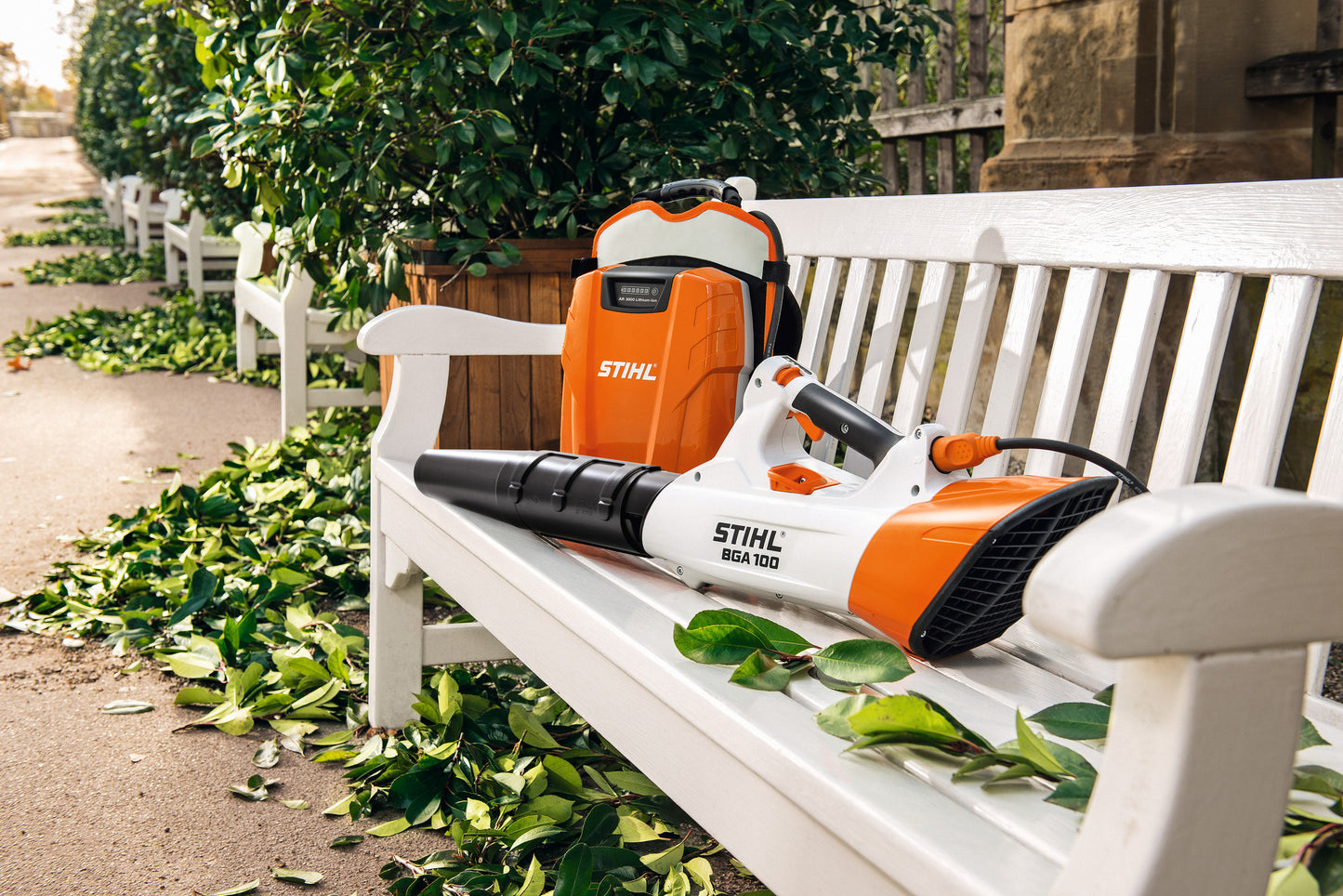 Soffiatore a batteria STIHL BGA 100 utilizzato in giardino