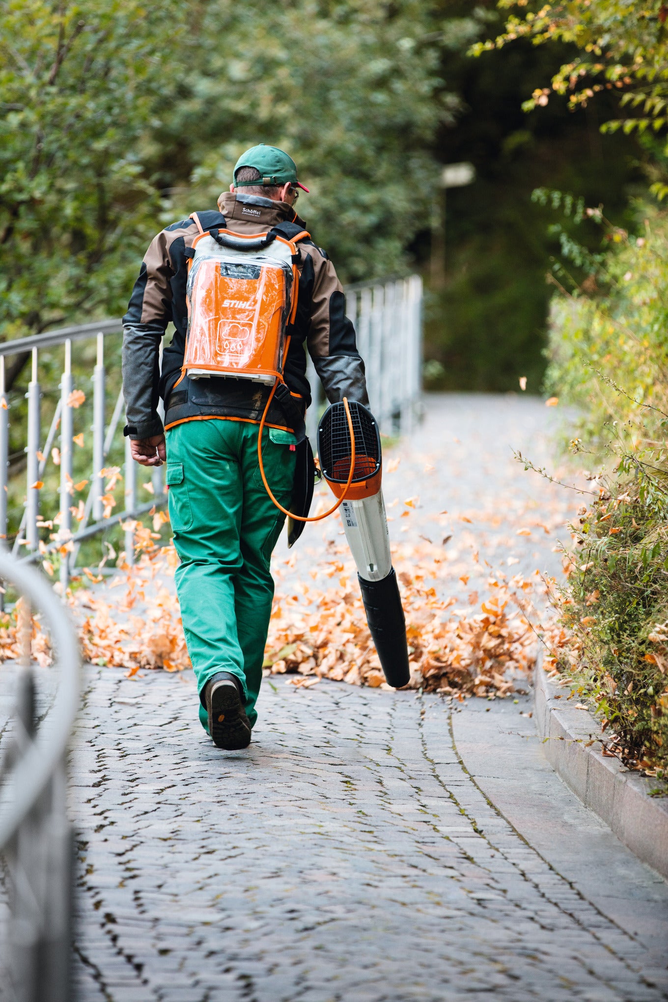 Vista laterale del soffiatore a batteria STIHL BGA 100