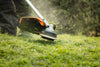 Operatore che utilizza il decespugliatore Stihl FSA 130 R con impugnatura ergonomica