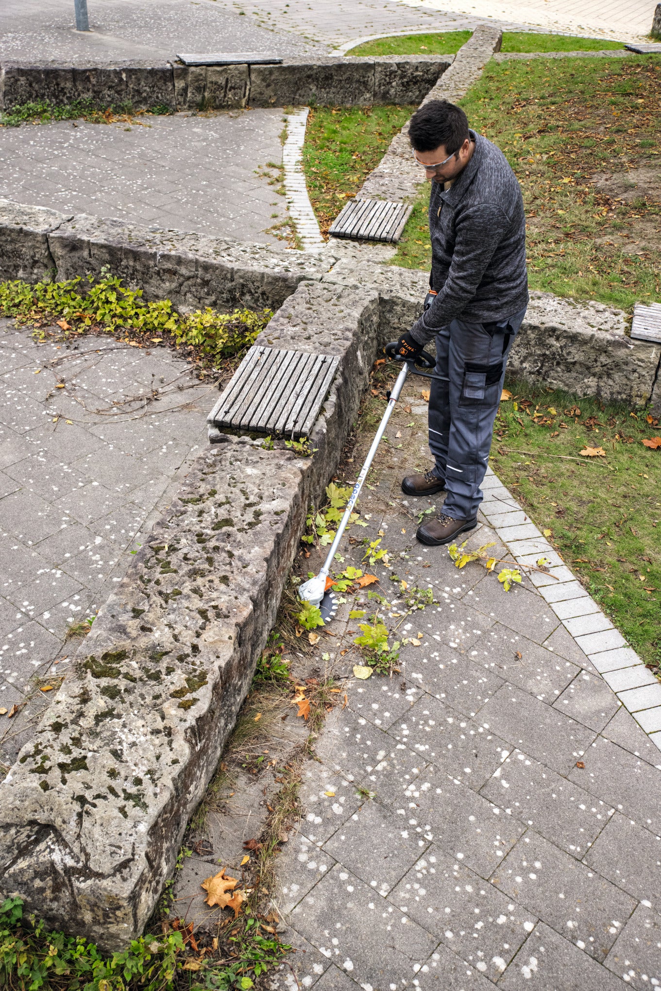 STIHL KMA 135 R Motore con batteria inserita