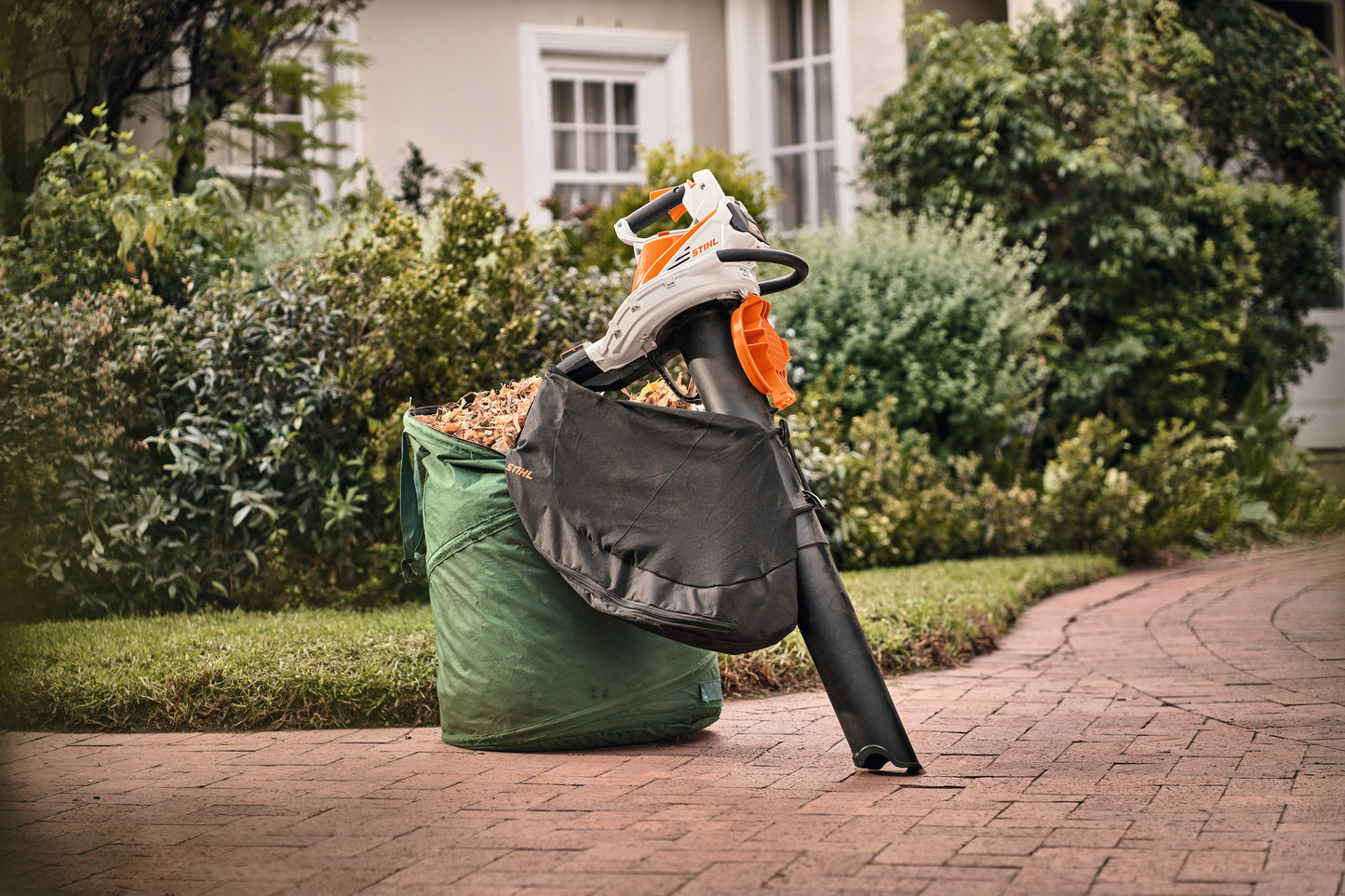 Utilizzo del Soffiatore STIHL SHA 56 per pulizia giardino