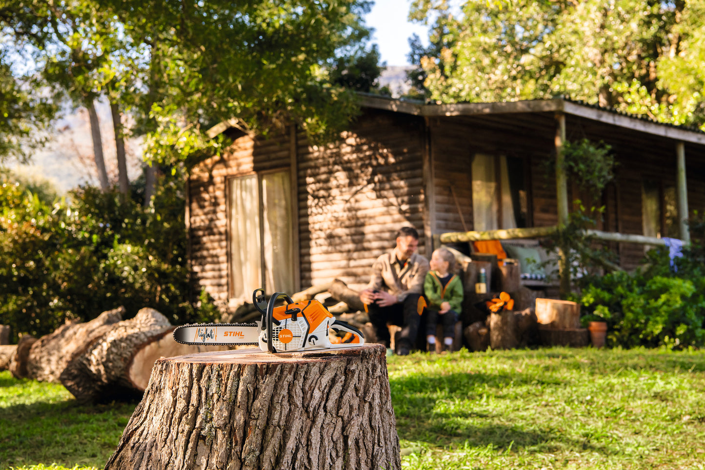 Motosega giocattolo a batterie Stihl in azione, vista laterale