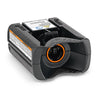 Adattatore Batterie AP di STIHL con vista frontale su superficie bianca