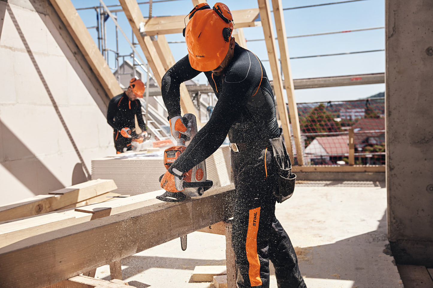 Motosega in azione su legno