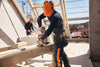 Motosega in azione su legno