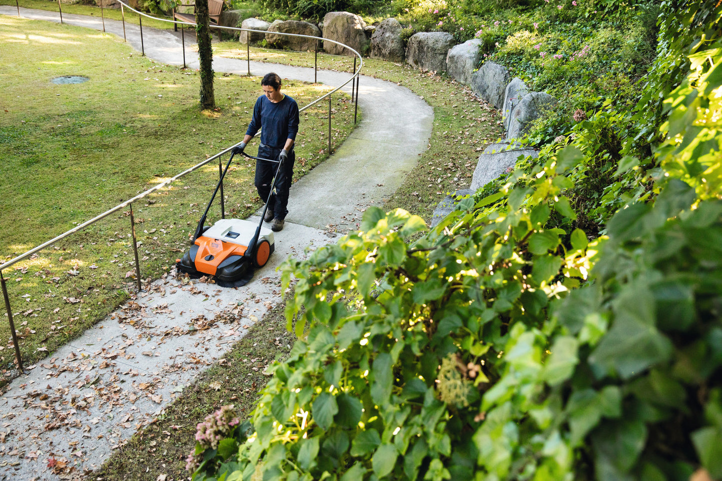 Tramoggia di raccolta ad alta capacità montata sulla STIHL KGA 770