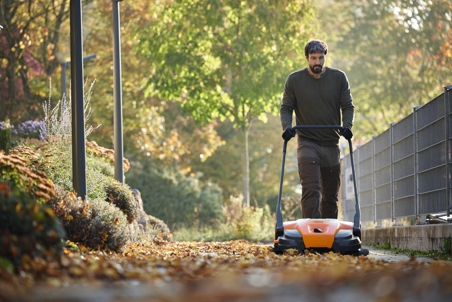 Immagine ravvicinata del sistema di trasmissione della spazzatrice Stihl KG 770