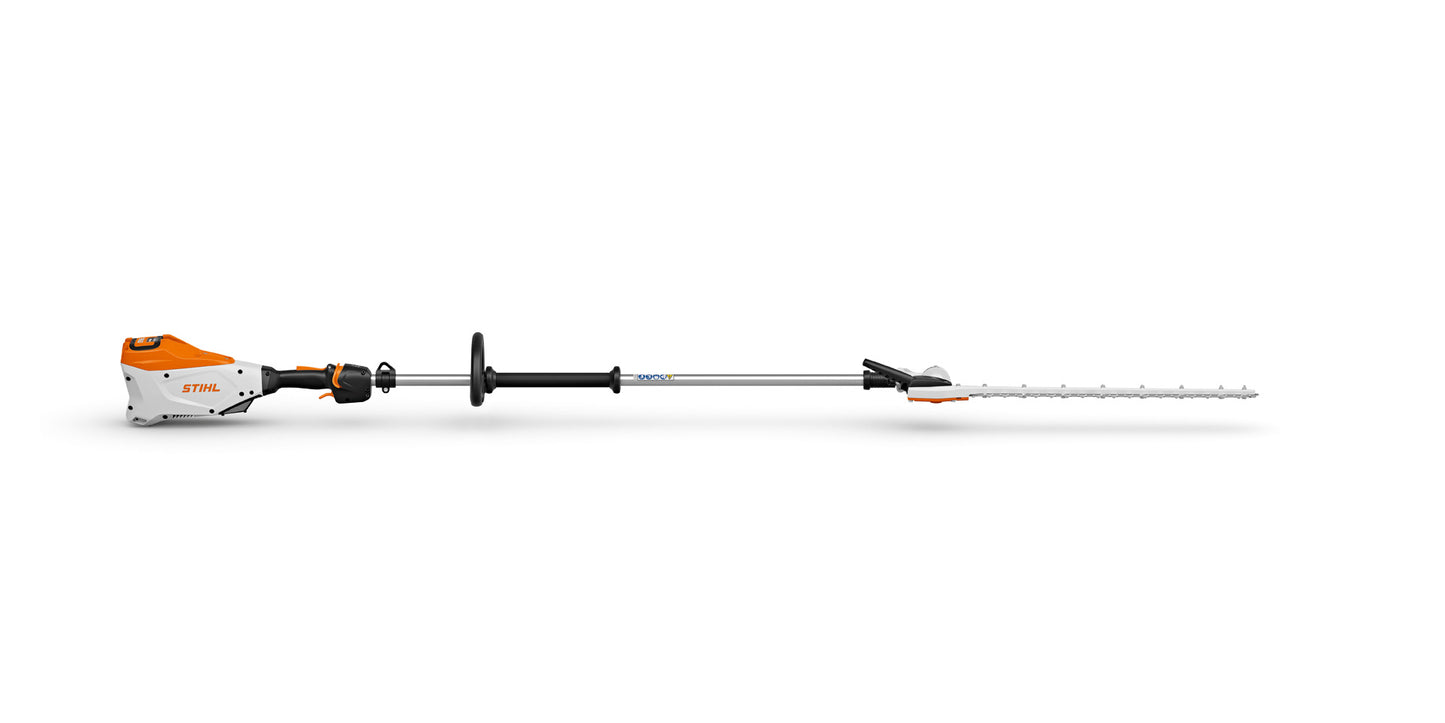 Tagliasiepi STIHL HLA 135 in azione su cespuglio alto