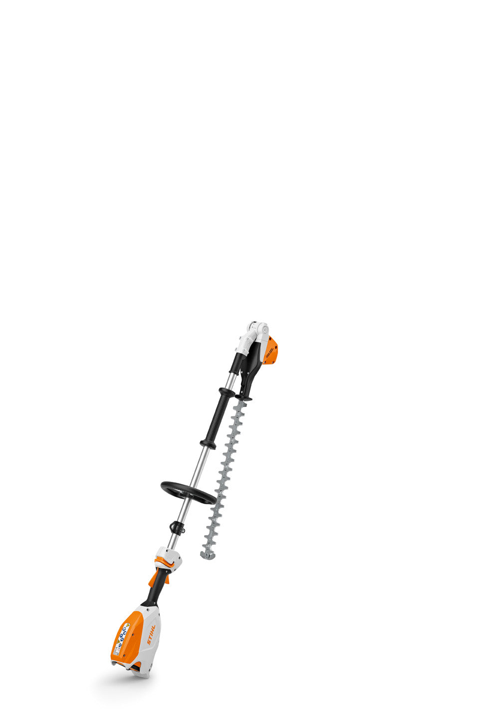 Tosasiepi a batteria STIHL HLA 66 usato in giardino per il taglio di siepi alte.
