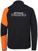 Giacca nera STIHL TIMBERSPORTS con cappuccio, maniche lunghe e dettagli arancioni. Logo STIHL TIMBERSPORTS stampato sul retro. Abbigliamento sportivo per attività all'aperto, ideale per appassionati di sport del legno e outdoor.