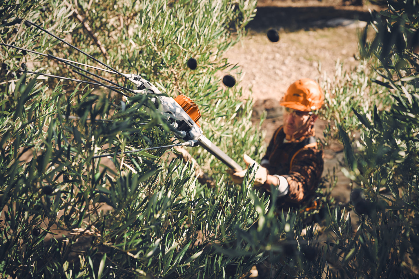 Batteria STIHL collegata al sistema SPA 130 durante l'operazione