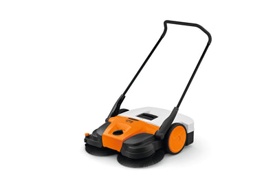 Vista frontale della spazzatrice Stihl KG 770 in uso su un marciapiede