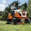 Vista frontale del trattorino da giardino STIHL RT 4112 SZ in azione