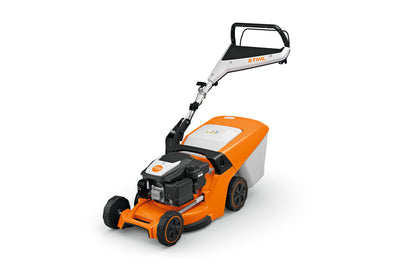 Dettaglio maneggevolezza tosaerba Stihl RME 443 su prato