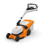 Vista frontale del tosaerba a batteria Stihl RMA 443 PV.
