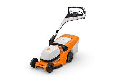 Vista frontale del tosaerba a batteria Stihl RMA 443 PV.