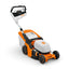 Vista laterale del tosaerba a batteria Stihl RMA 443 PV.