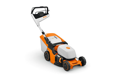 Vista laterale del tosaerba a batteria Stihl RMA 443 PV.
