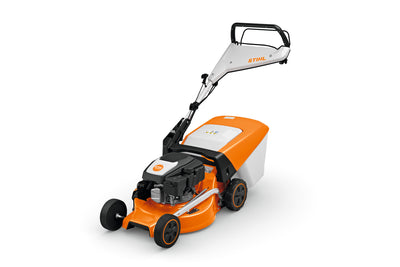 Vista frontale del tosaerba RM 248 T in funzione