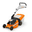 Dettaglio laterale del tosaerba Stihl RM 253, mostrando la struttura robusta e il design ergonomico