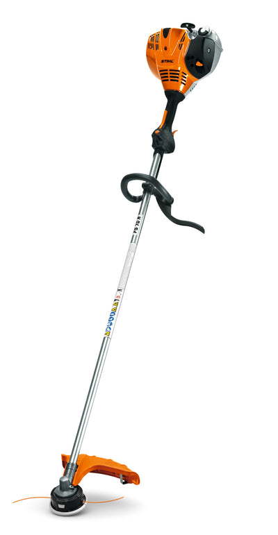 Decespugliatore Stihl FS 70 RC-E in azione durante il taglio dell'erba