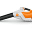 Soffiatore a batteria STIHL BGA 250 in uso in un giardino