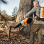 Utilizzo del soffiatore a batteria BGA 200 STIHL in giardino