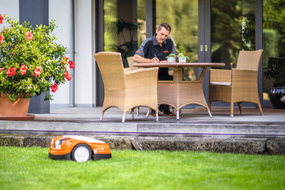 Dettaglio sul display LCD del Robot Tosaerba Stihl RMI 422 P, sottolineando l'interfaccia user-friendly