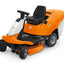 Primo piano del sedile regolabile del trattorino STIHL RT 4082
