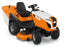 Vista laterale del trattorino STIHL RT 6127 ZL in azione su prato.