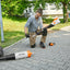Motore STIHL KMA 135 R con attrezzi combinati in uso