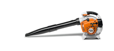 Soffiatore a scoppio Stihl BG 86 in azione su fogliame autunnale