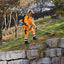 Operatore che utilizza il decespugliatore Stihl FR 460 TC-E su un terreno irregolare