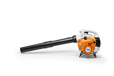 Dettaglio del motore 2-MIX del Soffiatore a scoppio STIHL BG 56 con indicazione dell'alimentazione a miscela.