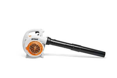 Vista laterale del Soffiatore a scoppio STIHL BG 56 mostrando l'impugnatura ergonomica e la bocchetta tonda.
