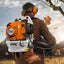 Vista frontale del soffiatore spalleggiato BR 200, con impugnatura multifunzione di Stihl.