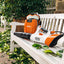 Soffiatore a batteria STIHL BGA 100 utilizzato in giardino