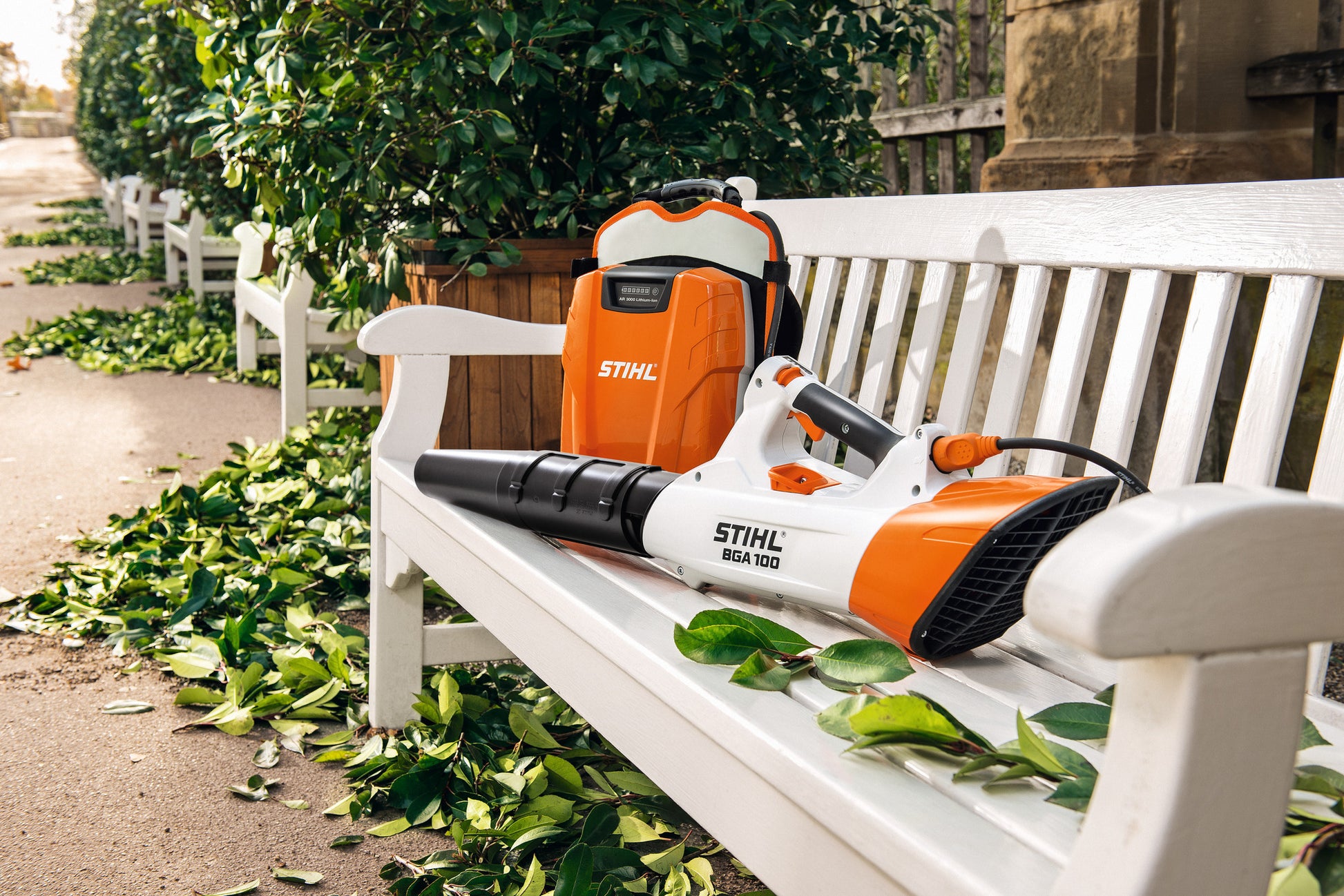 Soffiatore a batteria STIHL BGA 100 utilizzato in giardino