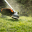 Operatore che utilizza il decespugliatore Stihl FSA 130 R con impugnatura ergonomica