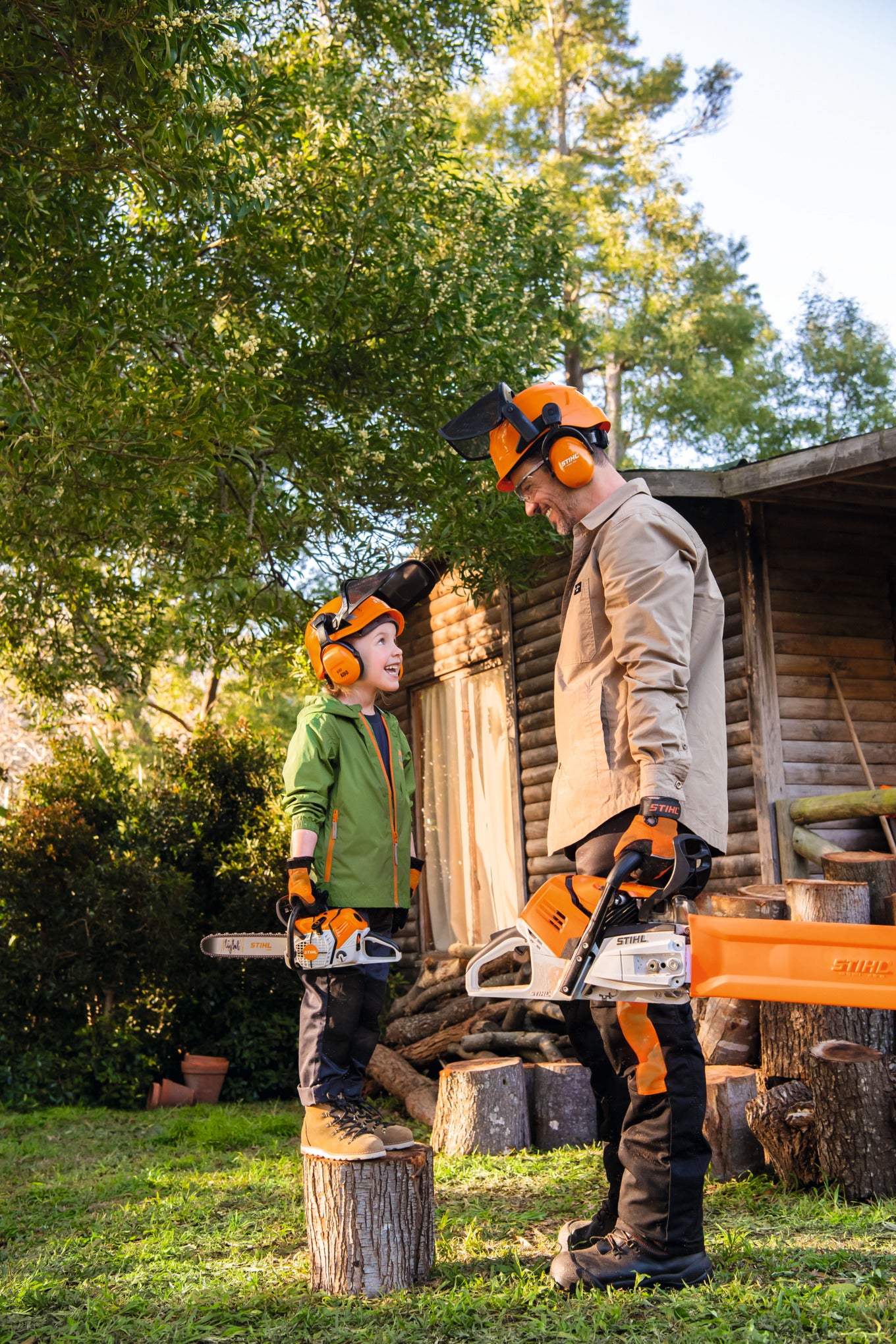Motosega giocattolo a batterie Stihl, dettaglio pulsanti e impugnatura