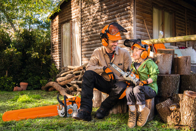 Motosega giocattolo a batterie Stihl con dettaglio catena in gomma