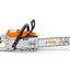 Motosega Stihl MSA 300 in azione durante il taglio di un tronco